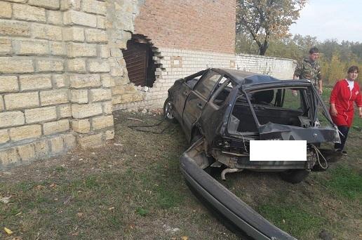 На Ставрополье легковушка протаранила жилой дом, погиб мужчина